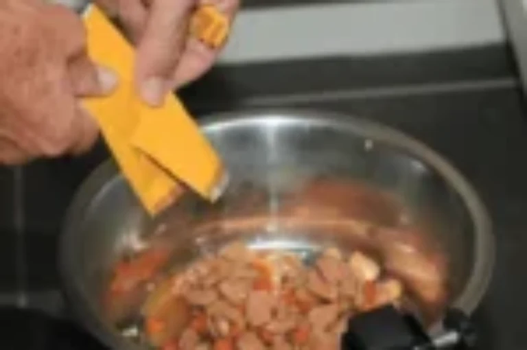 طعام القطط الرطب: فوائده لقطتك ومقدار تقديمه