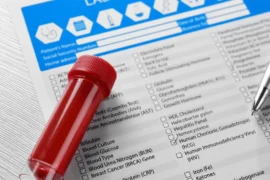 وجود دم في بول القطط : الأسباب، الأعراض، والعلاج