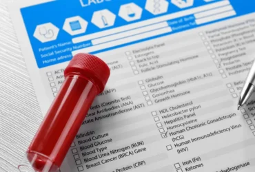 وجود دم في بول القطط : الأسباب، الأعراض، والعلاج