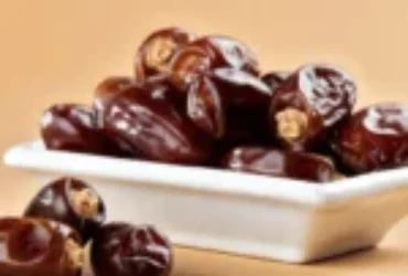 التمر للقطط: كل ما تحتاج معرفته عن فوائده لقطتك