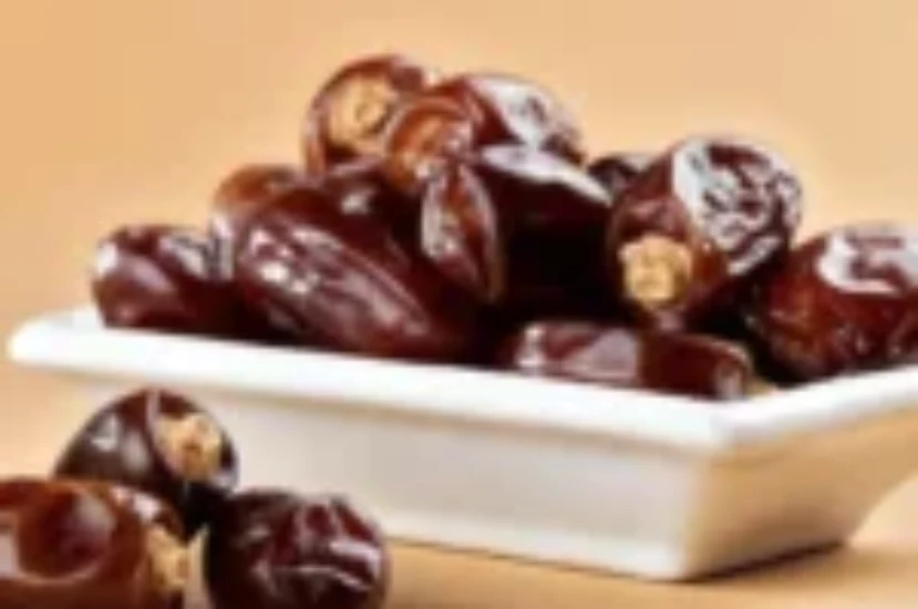 التمر للقطط: كل ما تحتاج معرفته عن فوائده لقطتك