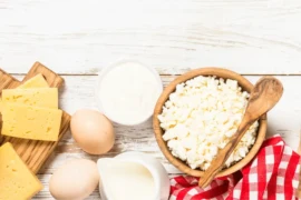 ماذا تاكل القطط الصغيرة من طعام البيت؟ دليل شامل لتغذية صحية ونمو سليم لقطتك الصغيرة